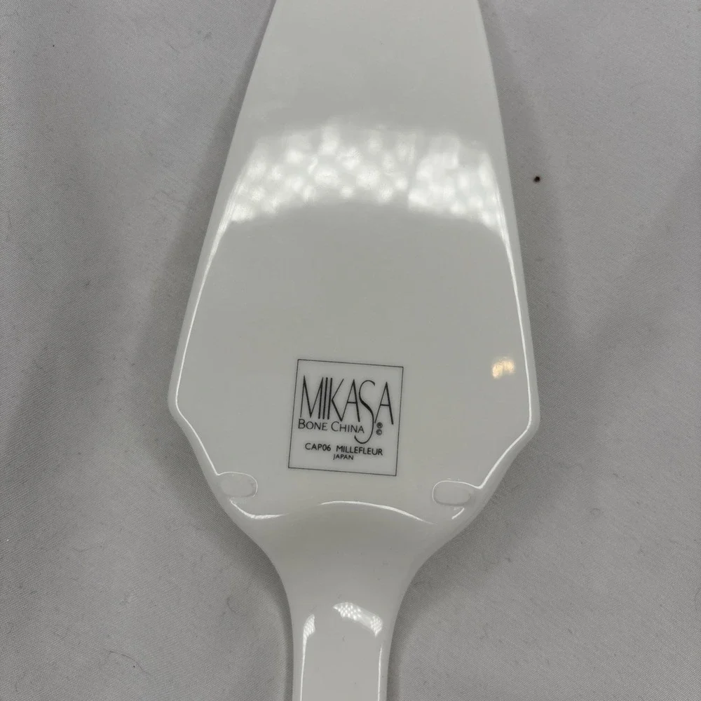 Mikasa Heritage CHRISTMAS STORY Ceramic‎ Pie Cake Server White Holiday